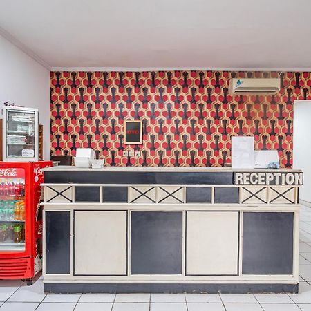 Collection O Hotel Sanira Бандунг Экстерьер фото