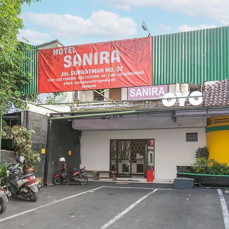 Collection O Hotel Sanira Бандунг Экстерьер фото
