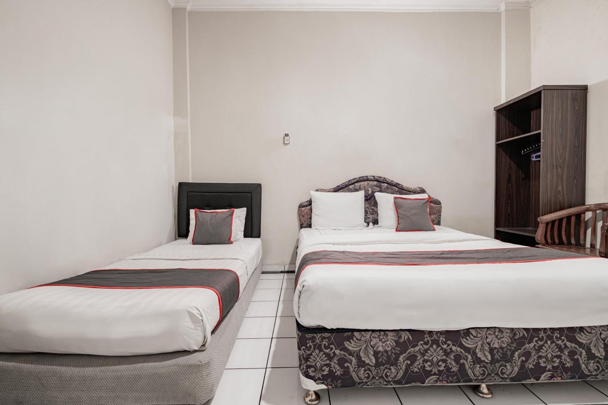 Collection O Hotel Sanira Бандунг Экстерьер фото