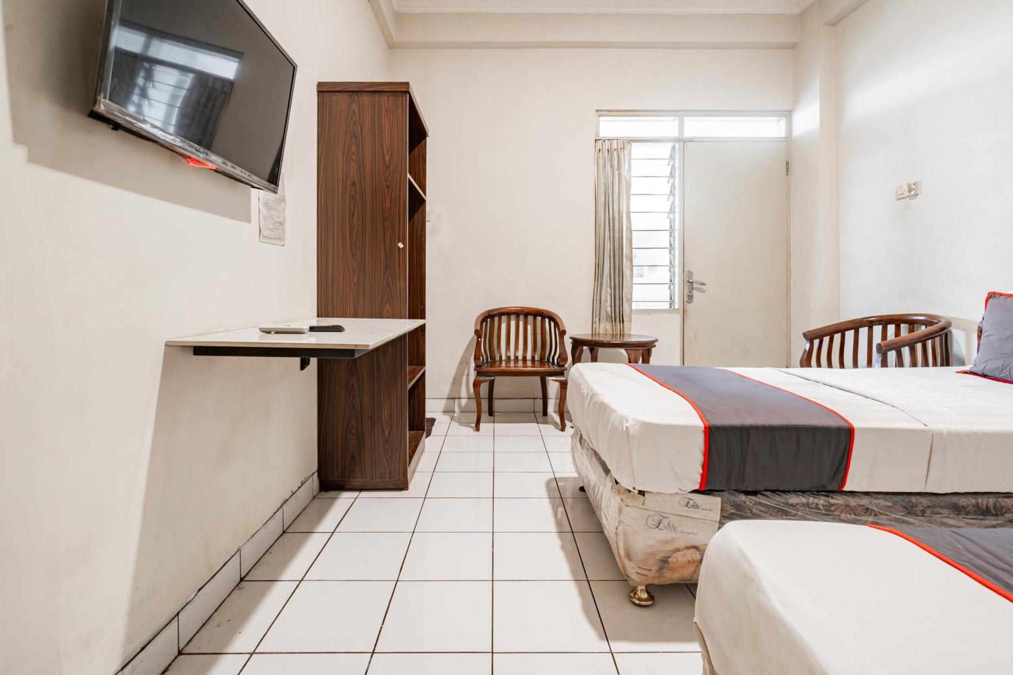 Collection O Hotel Sanira Бандунг Экстерьер фото