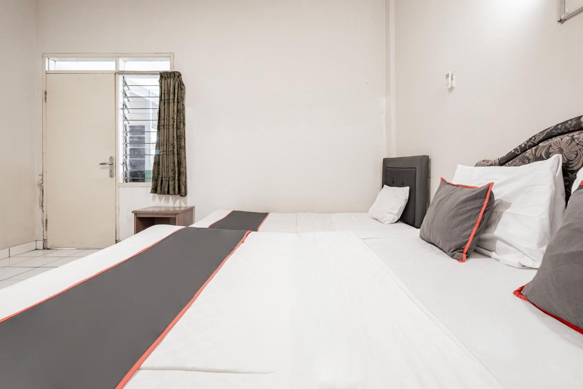Collection O Hotel Sanira Бандунг Экстерьер фото