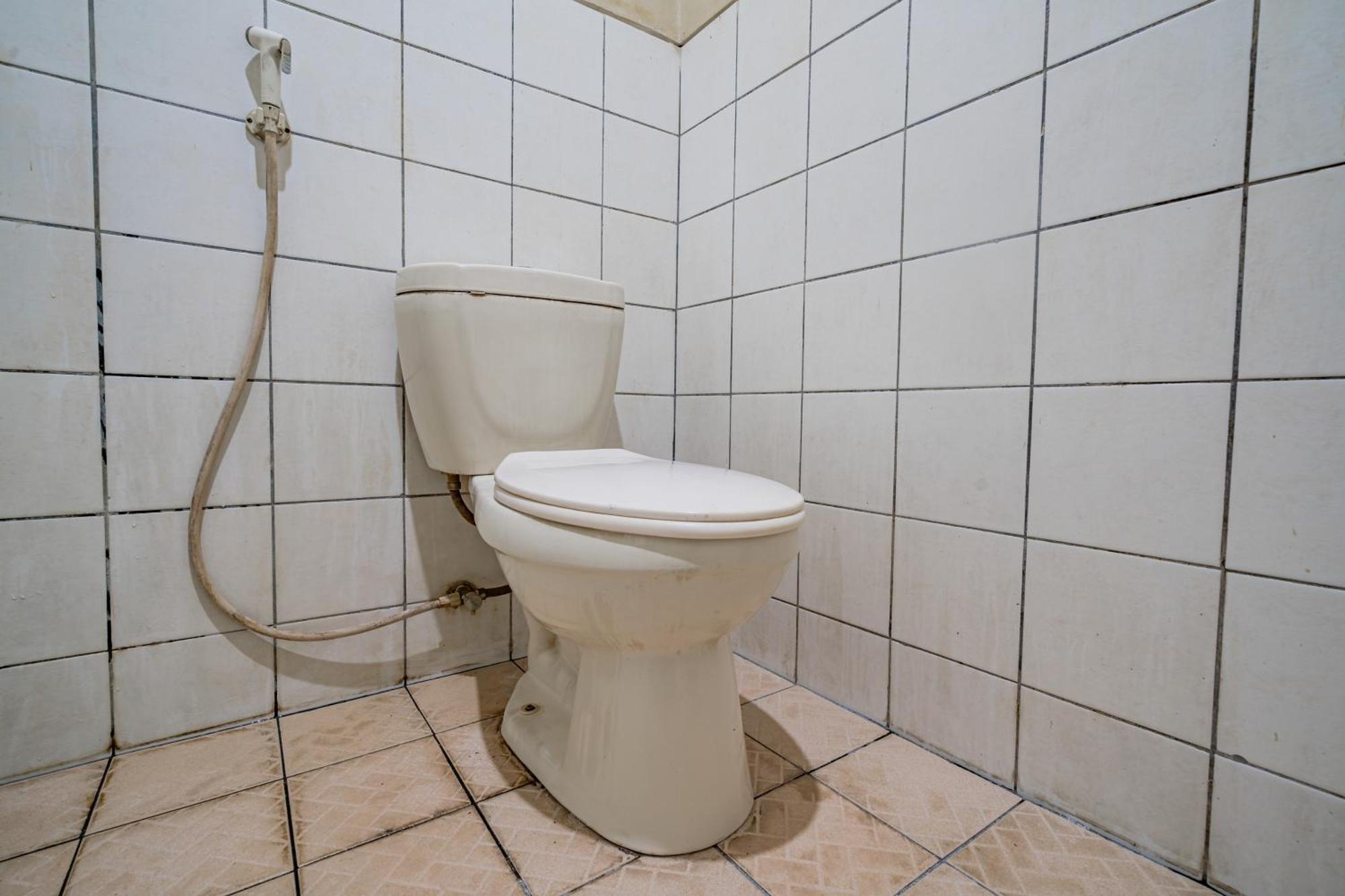 Collection O Hotel Sanira Бандунг Экстерьер фото