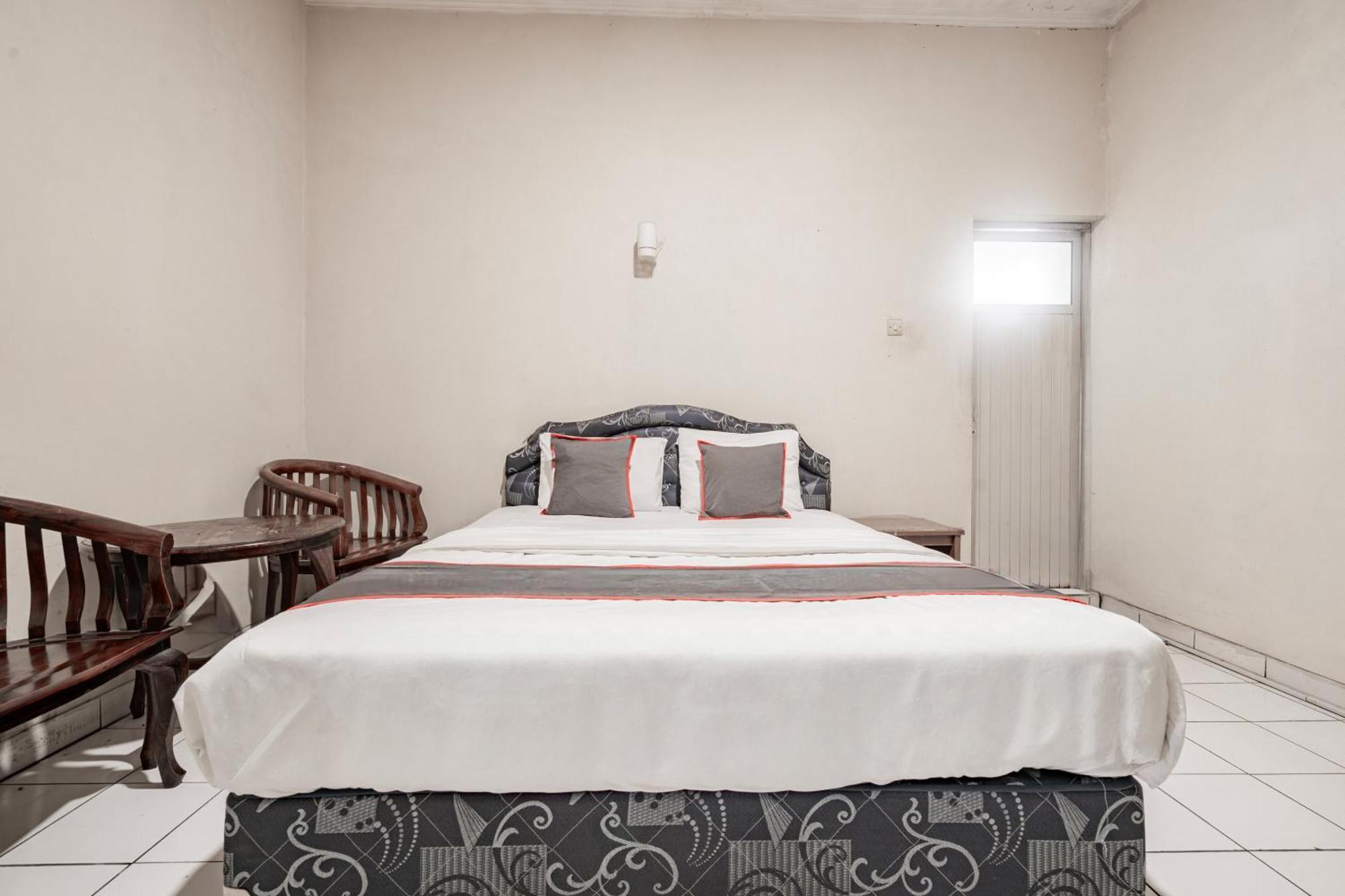Collection O Hotel Sanira Бандунг Экстерьер фото