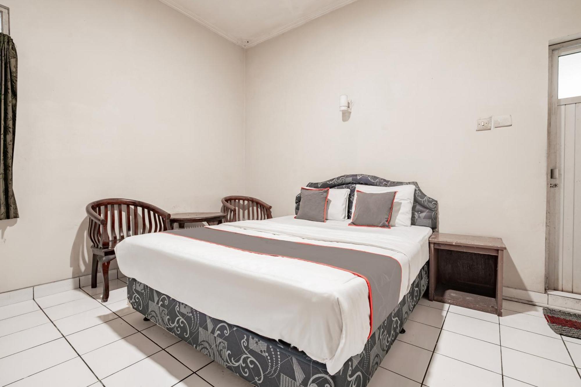 Collection O Hotel Sanira Бандунг Экстерьер фото