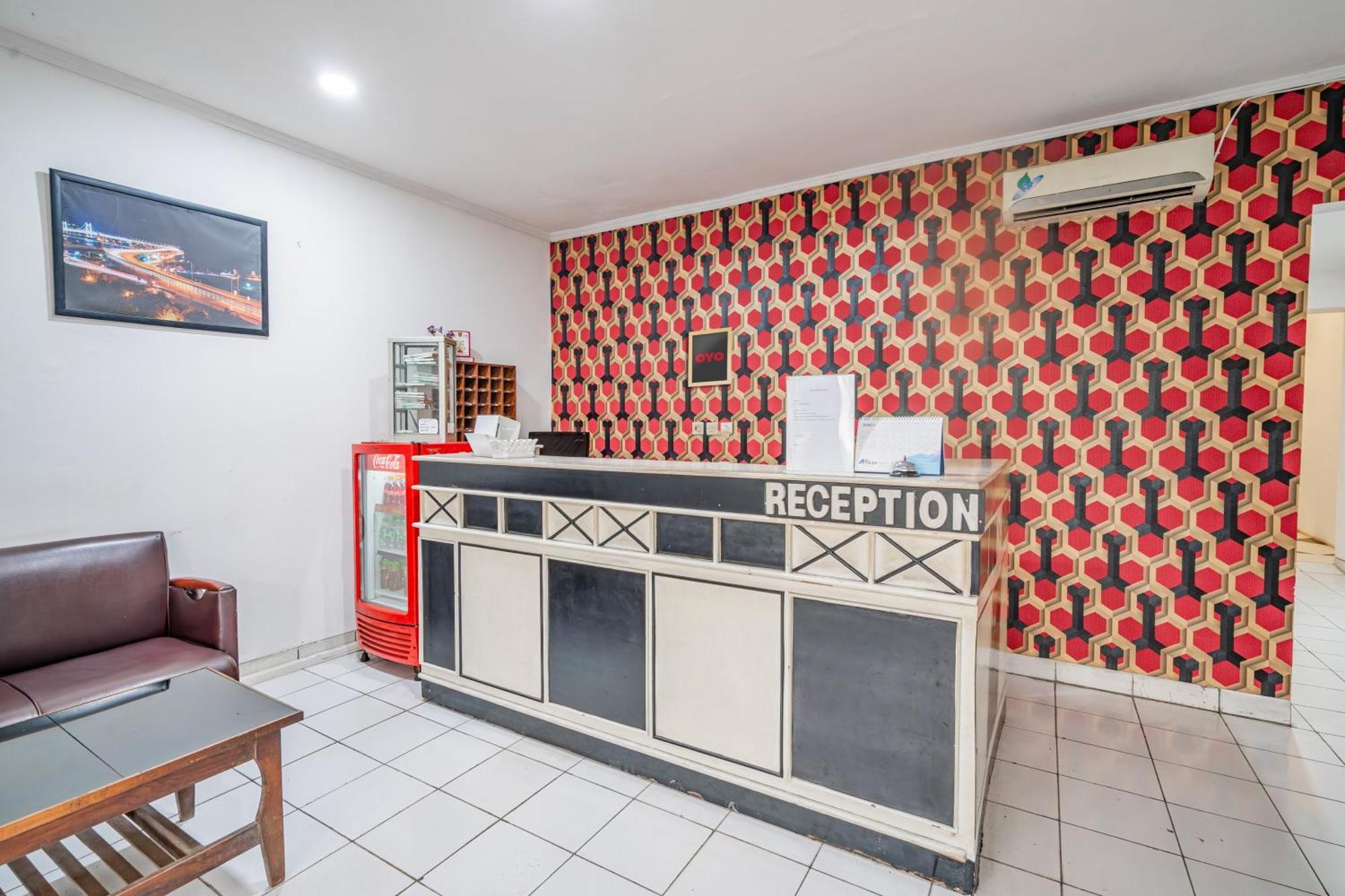 Collection O Hotel Sanira Бандунг Экстерьер фото
