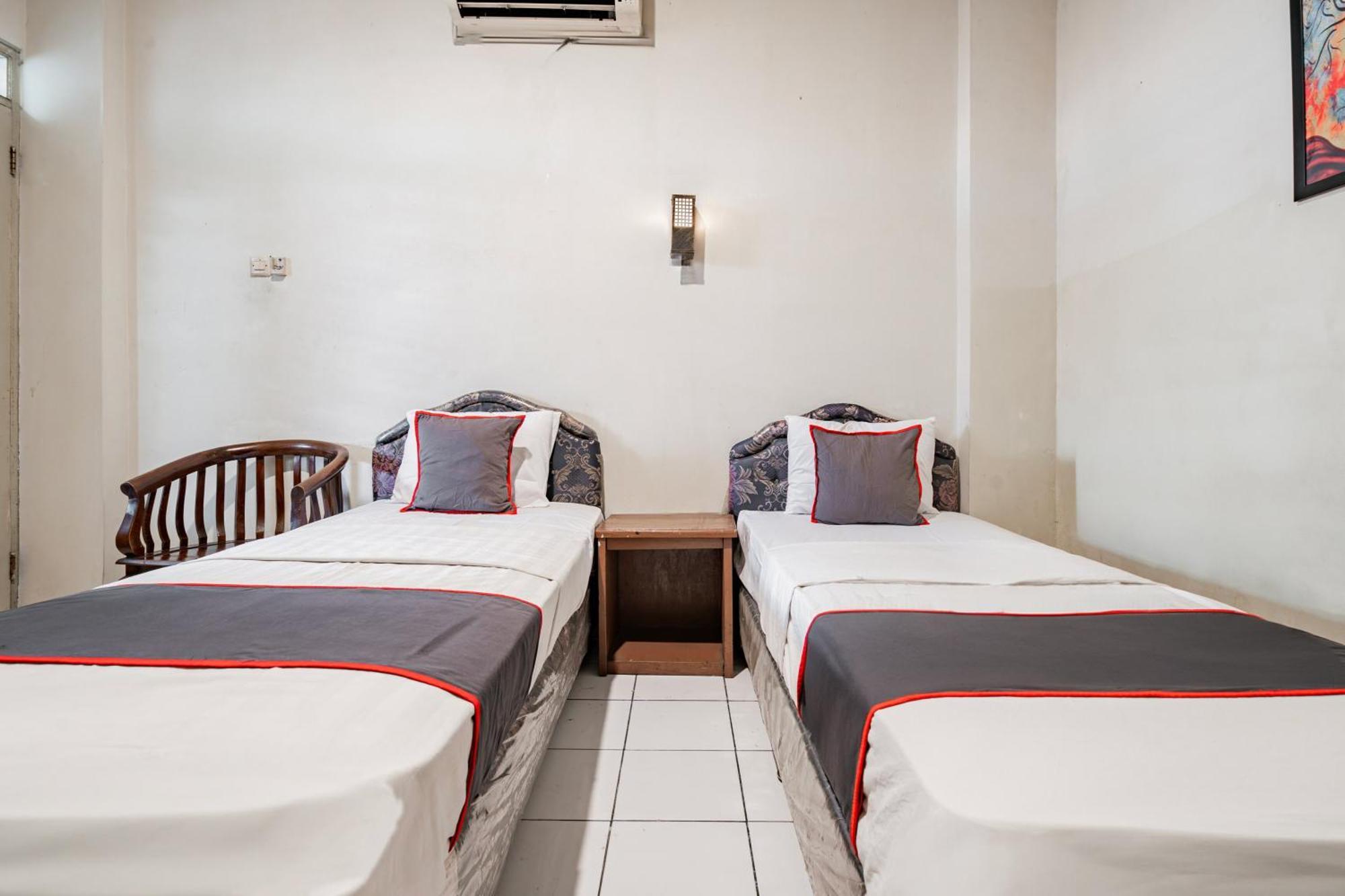 Collection O Hotel Sanira Бандунг Экстерьер фото