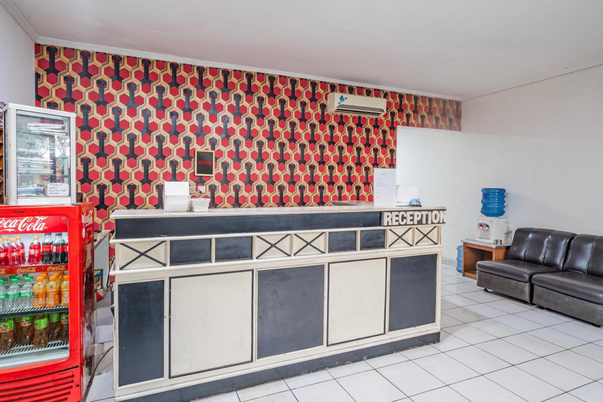 Collection O Hotel Sanira Бандунг Экстерьер фото