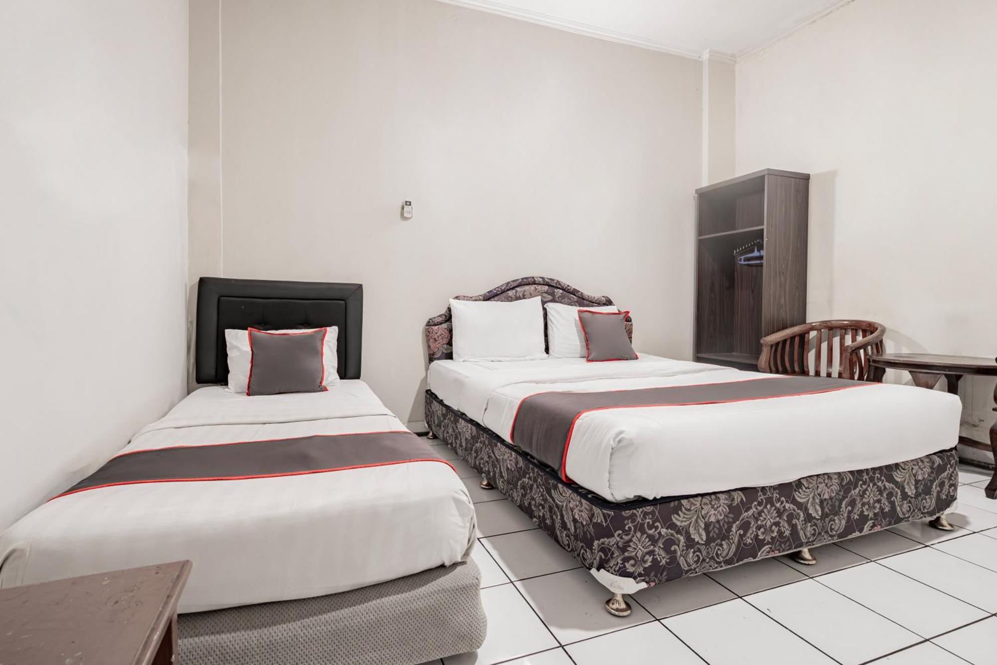 Collection O Hotel Sanira Бандунг Экстерьер фото